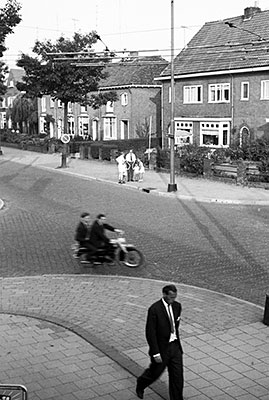 kruising Hazenkampseweg / Dobbelmannweg / Steenbokstraat, uitkijkend op het huis waar de familie Verweij woonde